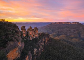 Sunrise over the Jamison Valley and the Three Sisters in the scenic Blue Mountains National Park