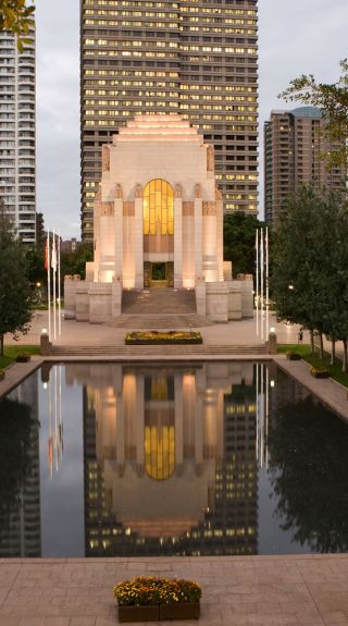 Pool of Reflection and ANZAC Memorial in Hyde Park, Sydney