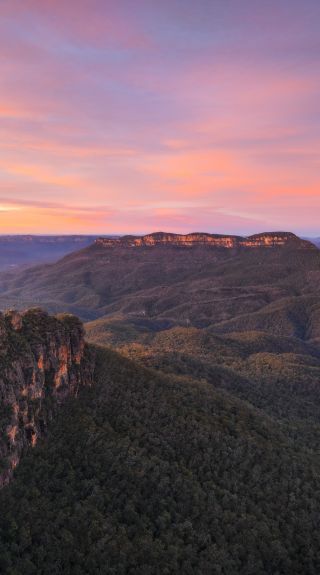 Sunrise over the Jamison Valley and the Three Sisters in the scenic Blue Mountains National Park