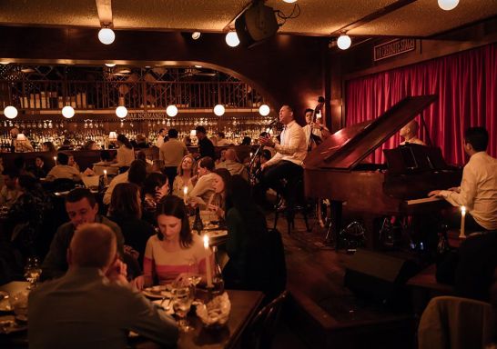 Patrons listening to live jazz at Restaurant Hubert